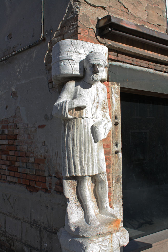 Antonio Rioba with his iron nose in Cannaregio, Venice