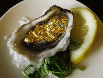 When gold is used in the cuisine: oyster and gold leaf